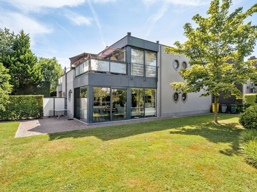 Gelijkvloers appartement met ruime tuin en dubbele garage, gelegen in een rustige straat in het centrum van Hoogstraten. Hier woont u op wandelafstand
