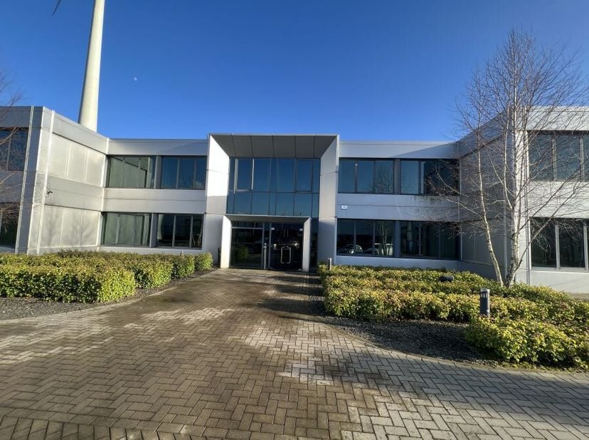 Dit moderne kantoorgebouw in de industriezone van Bornem biedt je een instapklare werkplek met een hoge afwerkingsgraad. De strategische ligging vlakb