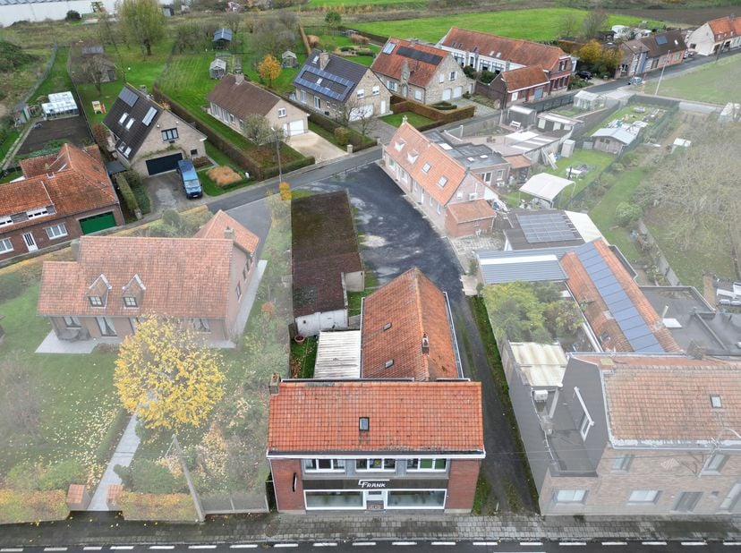 Ruim handelspand met woonst, garages &amp;amp; sterke ontwikkelingsmogelijkheden – 752 m² perceel<br />
Ontdek dit uitzonderlijk veelzijdige eigendom op