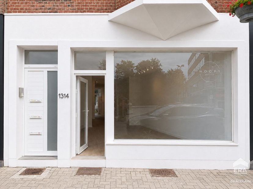 COMMERCIËLE RUIMTE TE HUUR  FORT-JACO Deze commerciële ruimte is ideaal gelegen in het hart van de gewilde wijk Fort-Jaco in Ukkel en profiteert van e