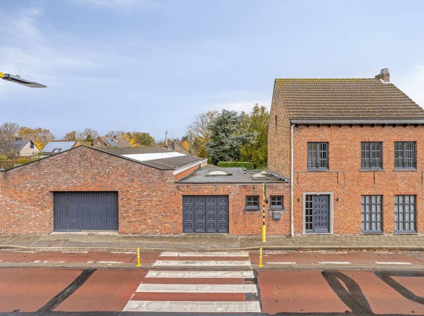 Het hart van dit aanbod is de professioneel uitgeruste loods van 170 m² (vrije hoogte 3.2m). Deze is perfect inzetbaar als atelier, werkplaats, opslag