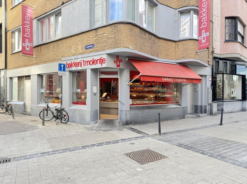TE HUUR:<br />
<br />
Handelsruimte 68m² met droge bruikbare kelder 40m². Actueel ingericht als goed draaiende bakkerij&amp;nbsp;" 't Molentje" in het his