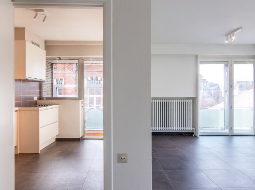 Heel lichtrijk appartement met 2 slaapkamers nabij de Grote Markt en het station van Izegem.<br />
Het appartement werd volledig vernieuwd. Je komt he