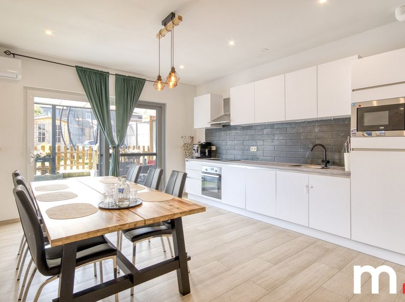 Deze zeer recent gerenoveerde rijwoning dichtbij winkels, scholen en centrum zoekt een nieuwe eigenaar.<br />
De woning is recent volledig gerenoveerd
