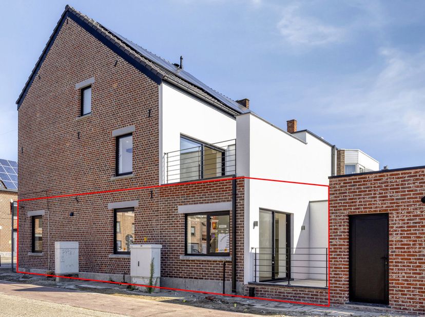 TOTAAL GERENOVEERD GELIJKVLOERS APPARTEMENT MET 1 SLAAPKAMER, KNAP TERRAS EN GEMEENSCHAPPELIJKE BERGING IN KORTESSEM-CENTRUM (HASSELT) !<br />
Pal in