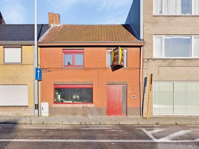 Deze te renoveren woning in Mol is gelegen in Mol-Ginderbroek en werd gebouwd in de jaren '70. We genieten hier van een uitstekende verbinding naar de