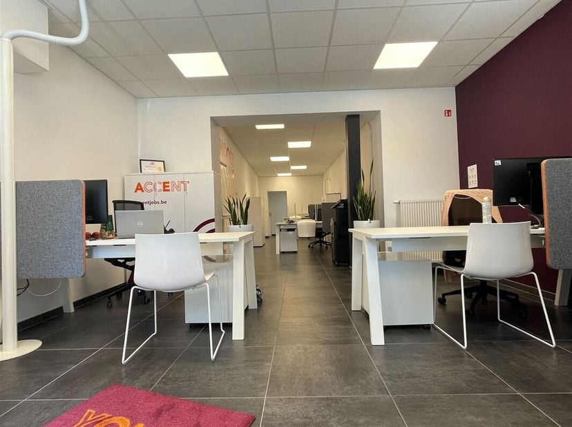 Handelspand in centrum Dendermonde. <br />
Bent u op zoek naar een commercieel pand in het hart van de stad? Zoek niet verder! Dit prachtige handelspa