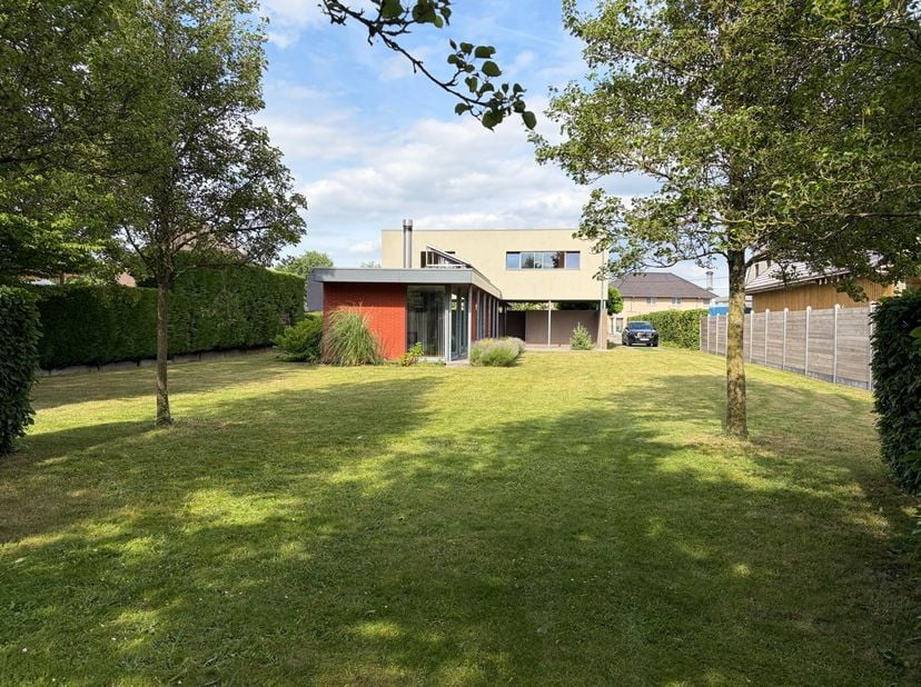 Deze eigentijdse woning&amp;nbsp;heeft alles waarnaar je op zoek bent. De ruimte die je hier hebt binnenshuis en buiten is ongezien.&amp;nbsp;<br />
Extra tro