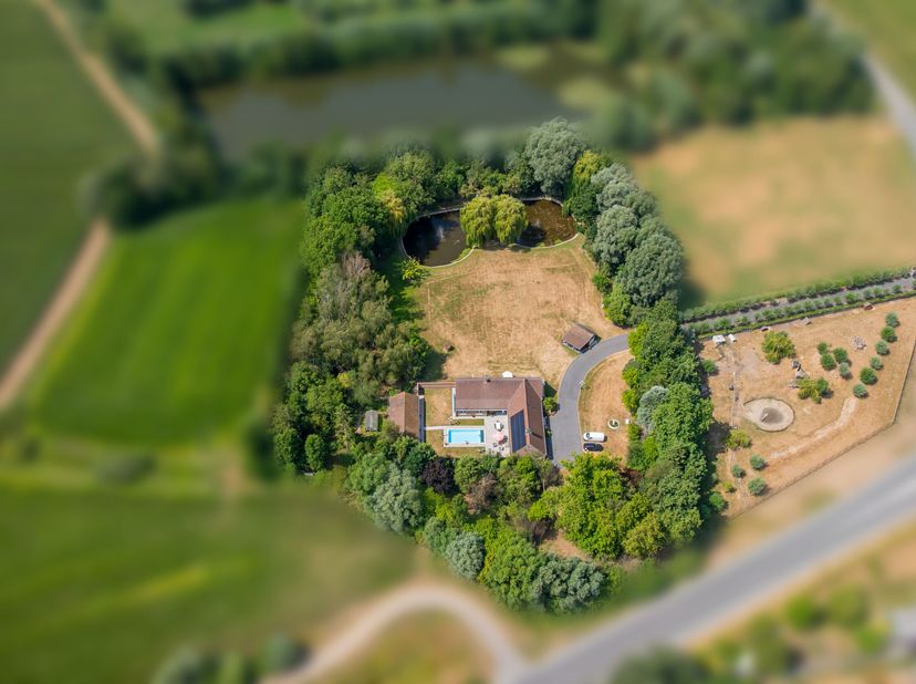 Deze exclusieve eigendom met privé-oprijlaan straalt rust en exclusiviteit uit.<br />
Indeling:<br />
- Inkomhal met gastentoilet en vestiaire.<br />