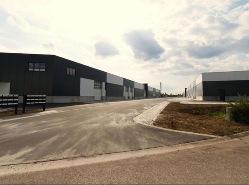 KMO-unit Genk: Functioneel magazijn vanaf 150 m² met 6m hoogte. Vlotte toegang E314 en N76.<br />
<br />
--------<br />
niet opsplitsbaar<br />
<br />