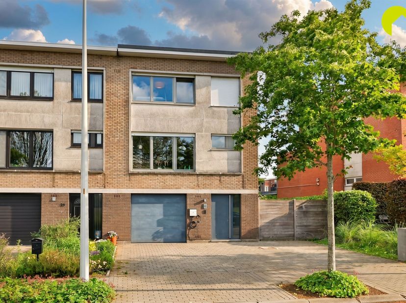 Vous êtes à la recherche d'une maison jumelée avec triple entrée, garage, jardin vert avec terrasse spacieuse, 2 grandes chambres à coucher + petit dr