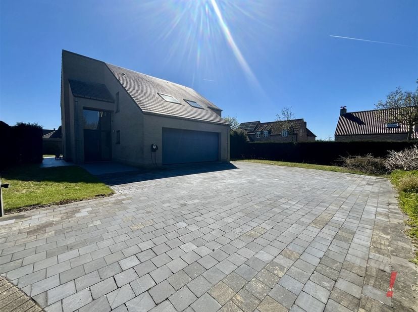 Kwalitatieve villa op een residentiële ligging nabij het Flamincka park, het dorpscentrum van Jabbeke en de E40.<br />
Deze woning omvat een royale i