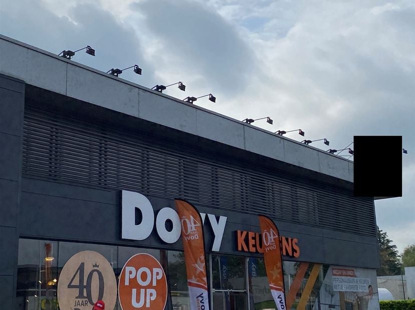 Kantoorruimte te huur langs de Bredabaan te Schoten<br />
<br />
Ligging: Gelegen op de eerste verdieping van een handelsland naast de Bredabaan te
