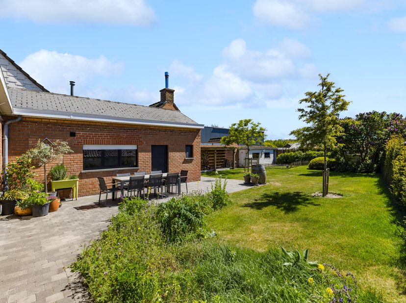 Op zoek naar comfortabel gelijkvloers wonen met potentieel? Deze bungalow in Oudenburg biedt een mooie basis op een centrale ligging.<br />
<br />
Via