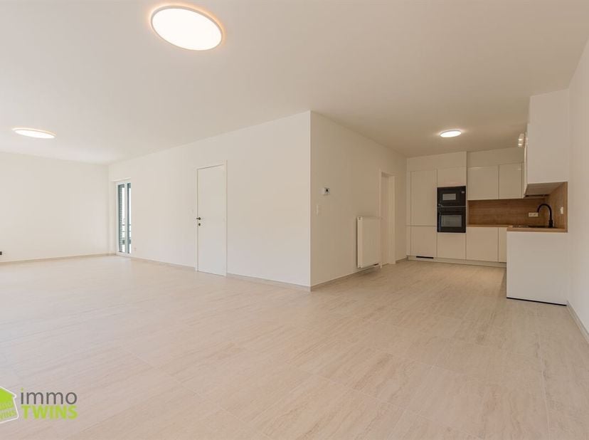 Ruim totaal gerenoveerd appartement van 119 m² met terras, staanplaats en garage te Appels bij Dendermonde. Op een uitstekende locatie aan de stadsran