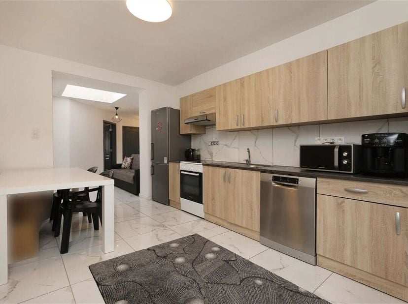 Charmante mijnwerkers woning met (mogelijk) vier slaapkamers te Beringen<br />
Omgeving:<br />
+ Gelegen in een zeer charmante en levendig woonbuurt<b
