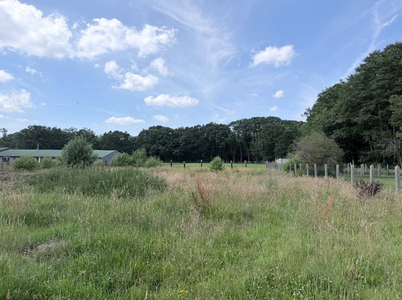 Bouwgrond op zeer gegeerde ligging met prachtig groen uitzicht, bestemd voor een halfopen bebouwing. De bouwgrond heeft een totale oppervlakte van 11a