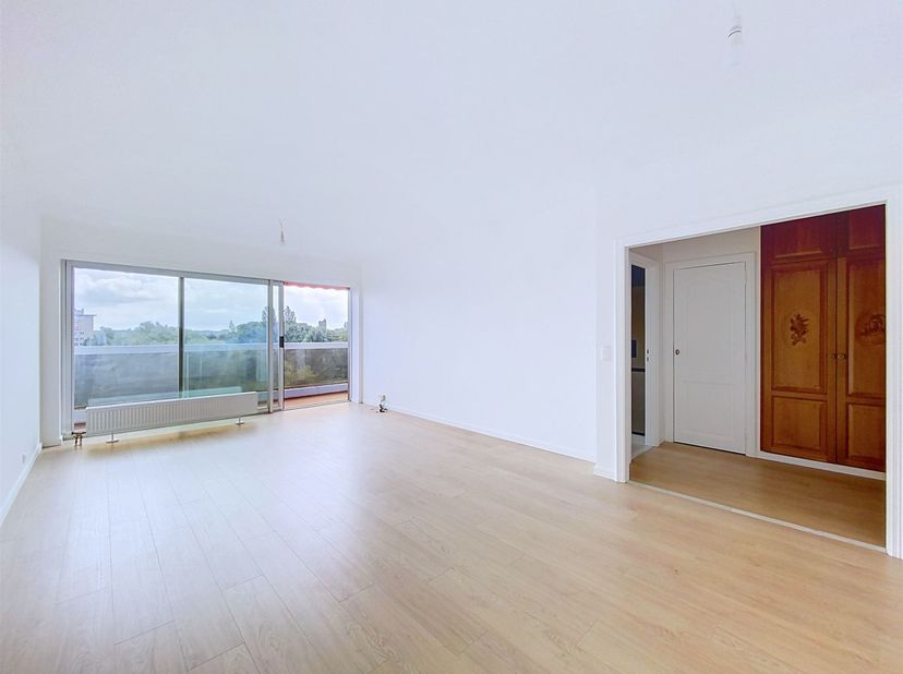 Beschrijving: Mooi, helder  gerenoveerd appartement met een oppervlakte van 88 m², gelegen op de 8e verdieping in de wijk Les Pêcheries (een zeer rust
