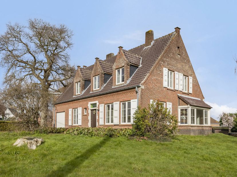 Deze charmante woning, gelegen aan de Kastanjestraat 28 in Geraardsbergen, werd gebouwd in 1978 en beschikt over een bijzonder solide constructie met