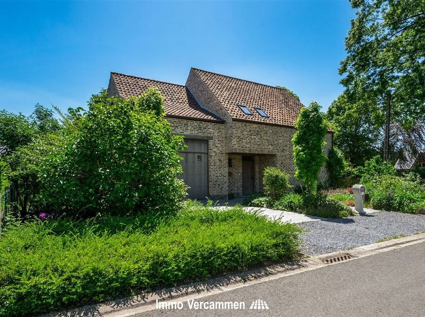 Dans une rue calme et sans issue du centre de Rijmenam, vous trouverez cette maison récente et parfaitement prête à l'emploi (année de construction 20