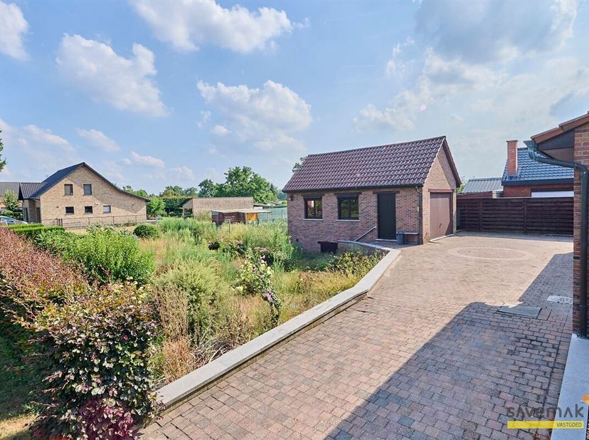 Deze gelijkvloerse woning is werkelijk instapklaar<br />
Op de benedenverdieping vinden we klassiek de hal, leefruimte en de keuken. Verder is er een