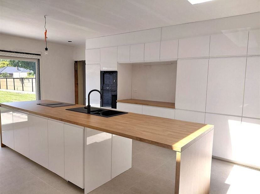 Demandez une visite via info@optimusvastgoed.be !<br />
À LOUER : Maison neuve de 3 chambres à Koersel !<br />
Cette maison est idéalement située à pr