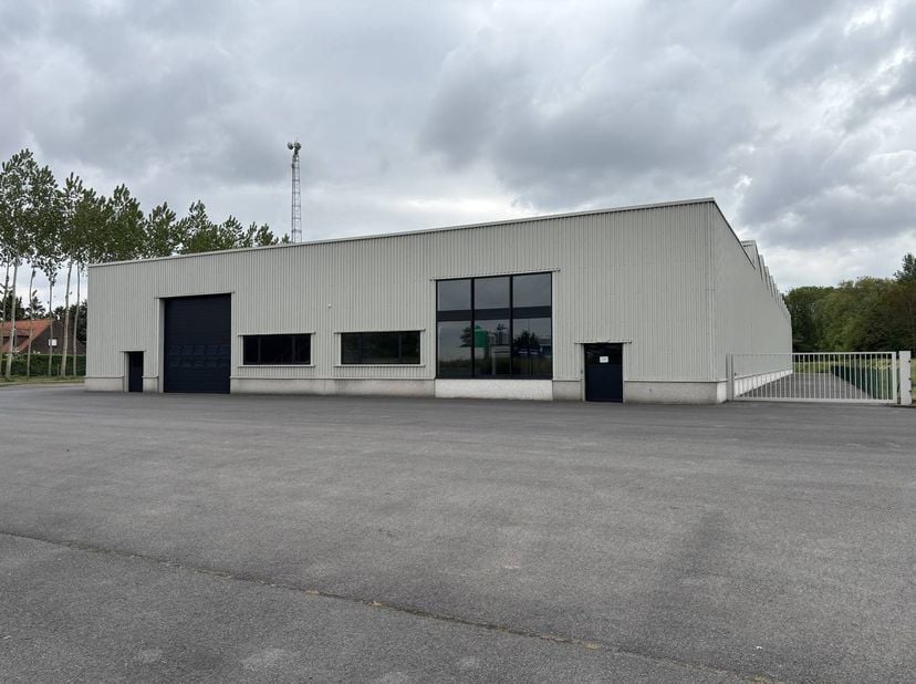 Op een strategisch goed bereikbare locatie te Izegem bevindt zich dit bedrijfsgebouw te huur met een totale nuttige oppervlakte van ca. 3.310m², besta