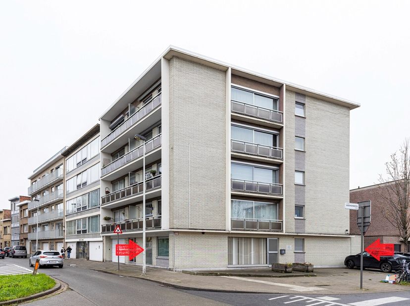 MIST AANPASSING KAN DEZE EIGENDOM BINNENIN OMGEVORMD WORDEN TOT EEN GELIJKVLOERS APPARTEMENT MET 1 A 2 SLAAPKAMERS.<br />
Bent u op zoek naar een kant