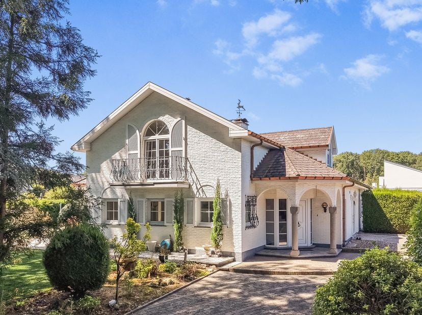 Exclusieve villa met royale leefruimtes op een unieke locatie<br />
<br />
Deze statige villa combineert een tijdloze uitstraling met hedendaags woonc