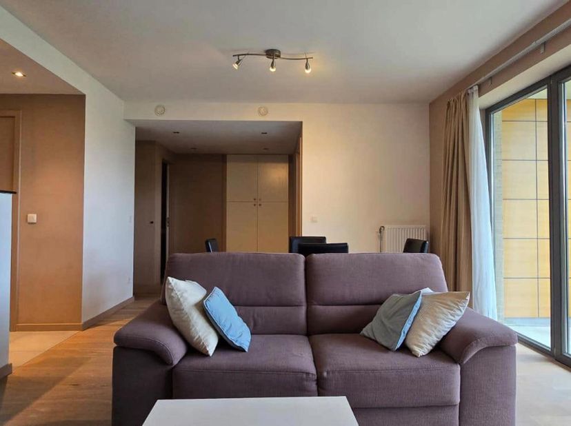 EVERE – Idéalement situé à proximité de l’OTAN et de toutes les facilités, superbe appartement 1 chambre de ± 64 m² habitables avec une belle terrasse