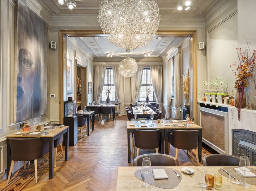 Maison de maître pleine de charme (établissement horeca) avec logement privé, idéalement située entre le centre de Waregem et Leie<br />
Idéale pour p