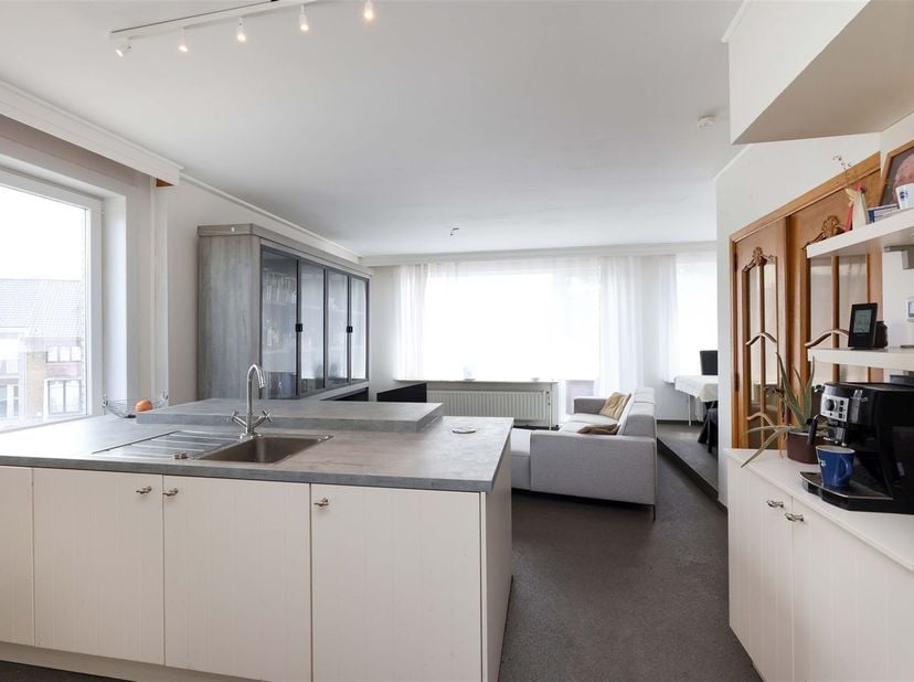 Lichtrijk appartement met 3 slaapkamers én terras op toplocatie<br />
<br />
Omgeving:<br />
+ Rustig gelegen aan het gezellige Sint-Jansplein<br /
