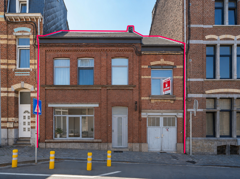 EasyHome et Simon ont le plaisir de vous présenter cette vaste maison partiellement rénovée de 375m² selon PEB, idéalement située à proximité immédiat
