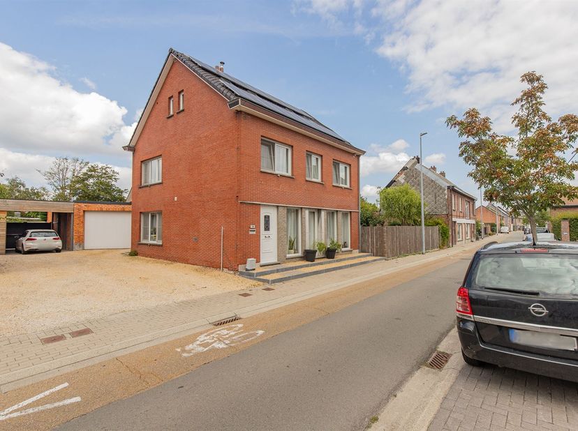 Ruime en energiezuinige woning met zwemvijver en ruime garage te koop in het rustige Grembergen. Bent u op zoek naar een veelzijdige en ruime woning d