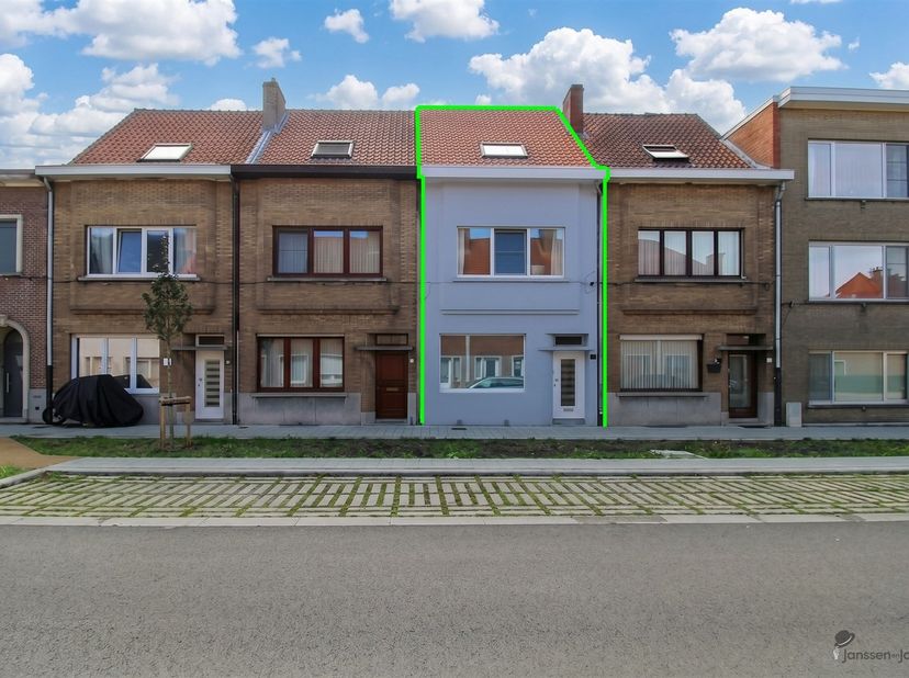 Ce bâtiment fermé entièrement rénové, idéalement situé à Lier, allie confort de vie contemporain et charme authentique. La maison a été entièrement ré