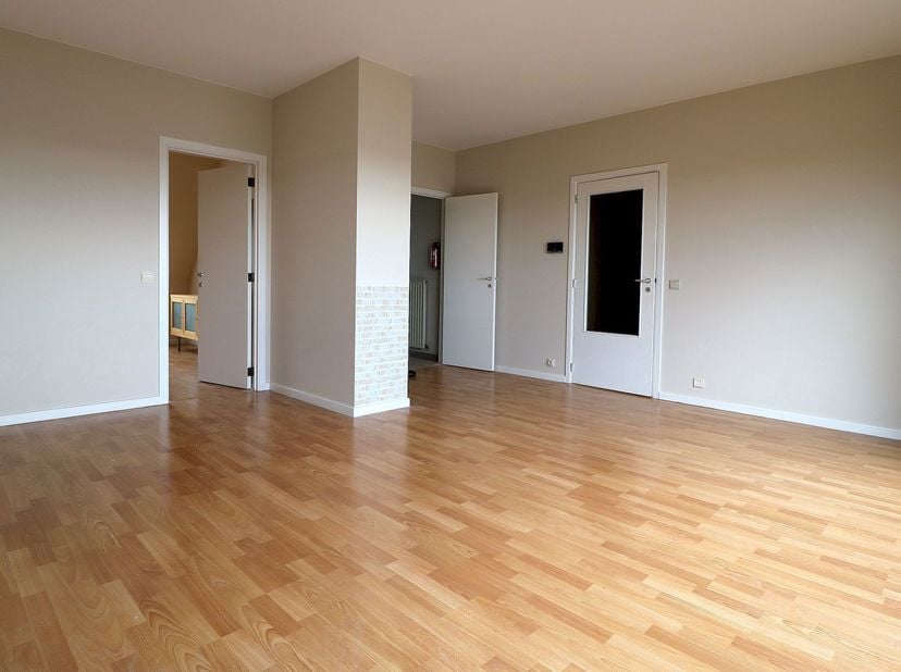 Situé à proximité du métro Beaulieu, de l’École japonaise, des commerces et de toutes les facilités, bel appartement de ± 59 m² au dernier étage d’un
