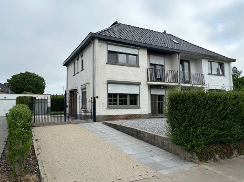 Cette maison mitoyenne est située dans une rue résidentielle. À quelques minutes à pied d'un arrêt de bus, de l'hôpital, des supermarchés, des infrast