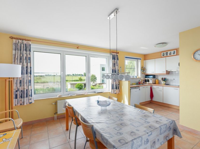 Wenduine: Bel-étage woning te koop in een rustige buurt met open zicht op de velden en een inpandige garage!Deze prachtige woning met bouwjaar 2003 li