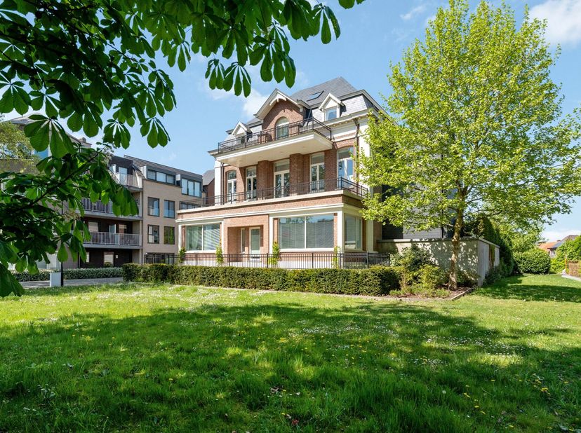 Deze karaktervolle handelswoning werd volledig gerenoveerd naar de hedendaagse normen en afgewerkt met kwalitatief hoogstaande materialen. Het is gele