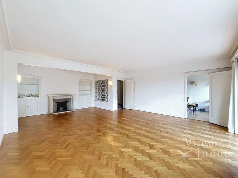 Goed gepresenteerd door Elisabeth du Chastel: 0495 79 78 58 / elisabeth.duchastel@victoire.be<br />
Victoire Junot biedt u dit prachtige appartement v