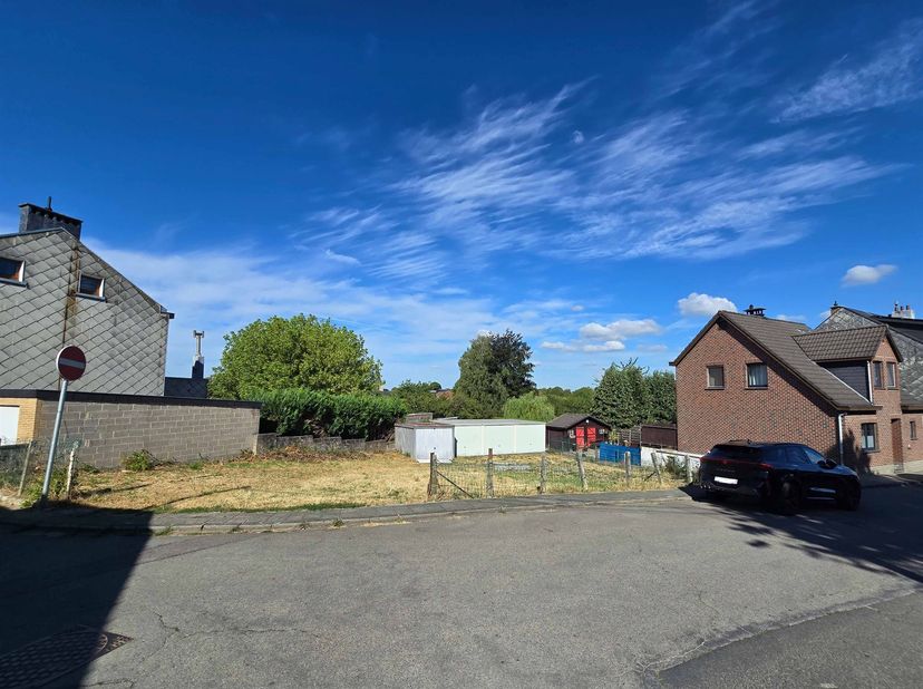 Dans une Rue calme en cul de sac, à proximité des commerces et transports, lot de 2 terrains à bâtir (zone d'habitat rural) comprenant 4 garages loués