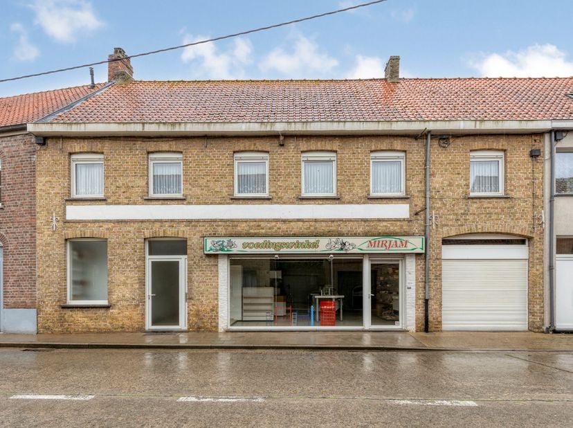 Deze ruime gesloten woning, gelegen in het centrum van Vladslo, beschikt over een voormalige handelsruimte die zich perfect leent voor uiteenlopende i