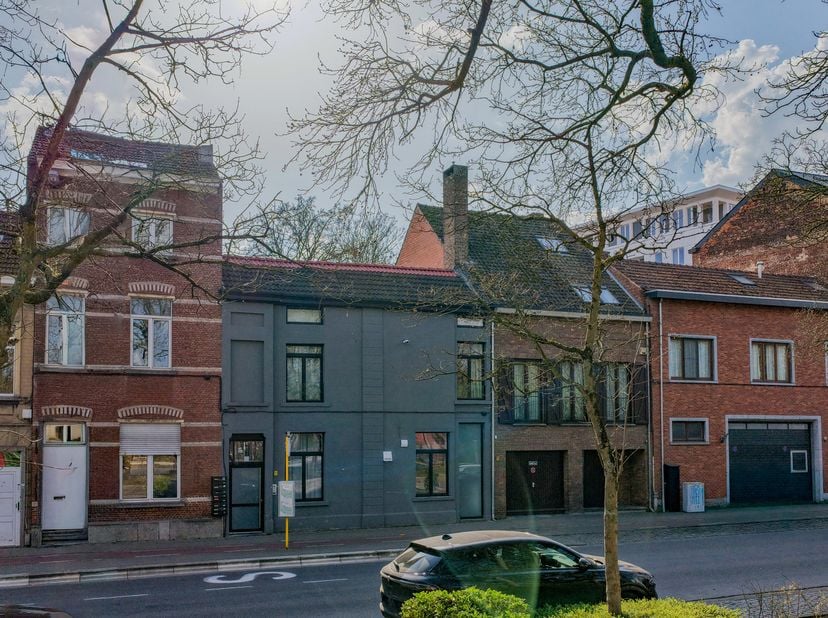 Op zoek naar een slimme investering of een ideale uitvalsbasis voor studerende kinderen? Deze charmante studio, gelegen aan de Brouwersstraat 25 bus 0