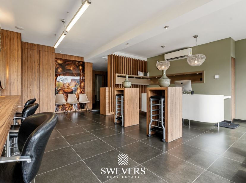 Voor meer info en foto’s, surf naar www.swevers.be – Instapklare commerciële ruimte met uitstekende zichtbaarheid langs de Kempische Steenweg 378 in H