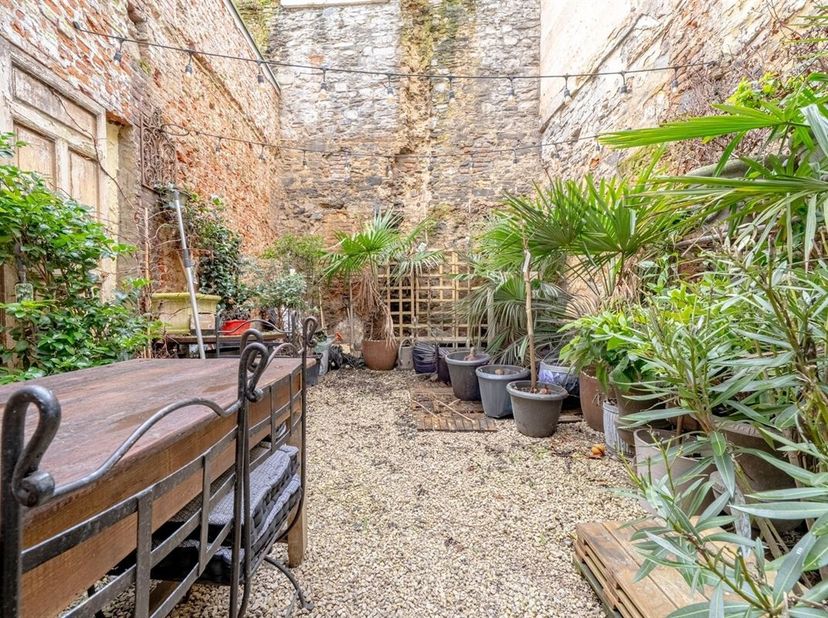 HENRO-IMMO vous propose cette maison pleine de charme en plein coeur du centre-ville de Tournai.<br />
Entièrement rénovée, elle allie parfaitement au