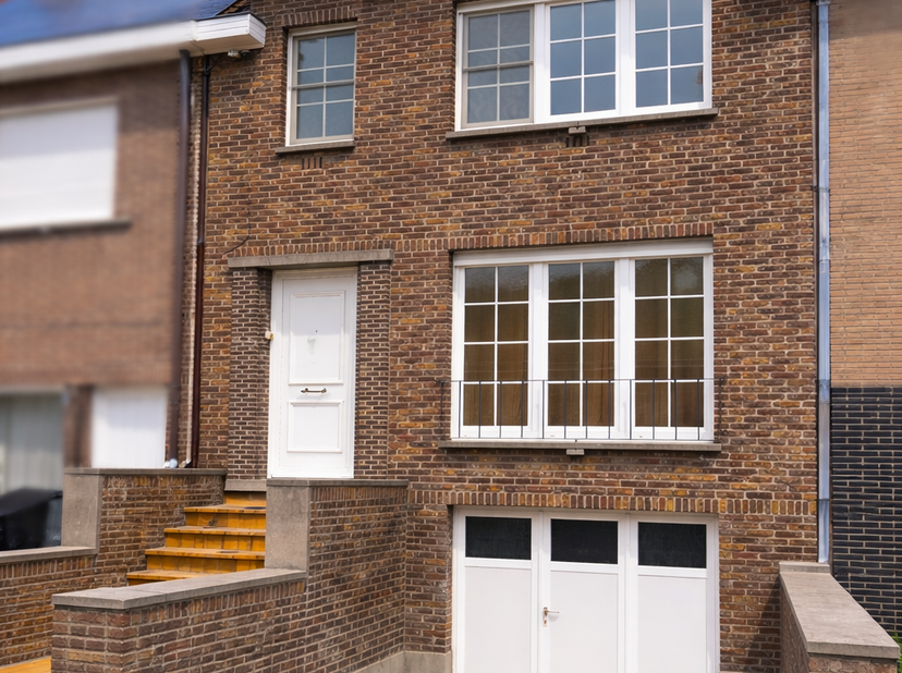 Gezinswoning met 3 slaapkamers en zonnige veranda. Bewoonbare oppervlakte 224m2 / oppervlakte perceel 208m2<br />
<br />
Instapklare, volledig gerenov