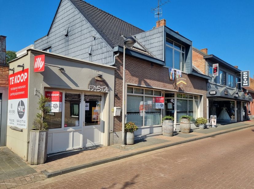 Authentiek Italiaans restaurant met winkelruimte en prachtig bovenliggend appartement, op toplocatie.<br />
<br />
Adres:&amp;nbsp;Heusden-Zolder (Heusden