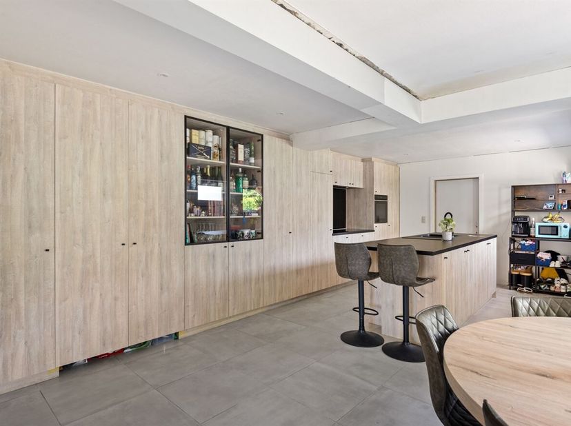 De woning bevindt zich in een aangename, residentiële omgeving met een vlotte verbinding naar het centrum van Sinaai, waar u winkels, scholen, openbaa