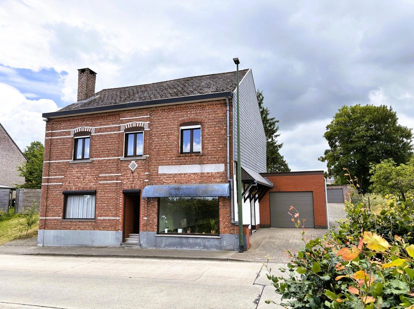 Maison individuelle avec espace commercial et potentiel de 6 à 7 chambres<br />
<br />
Cette maison polyvalente bénéficie d’un emplacement de premier