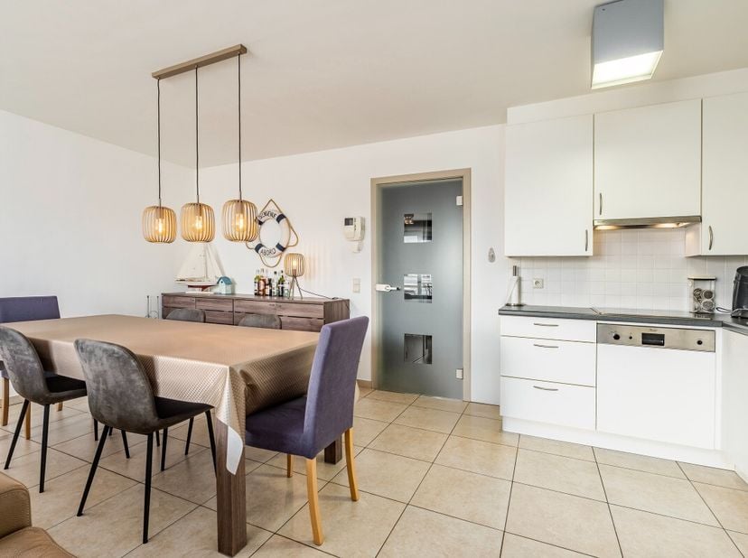 Ruim appartement met lateraal zeezicht in hartje Nieuwpoort-Bad. Dit verzorgd appartement uit 2005 bevindt zich in het bruisende centrum van Nieuwpoor